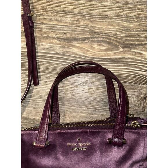 Kate Spade Red Suede Purse. Preloved Condition. Gold Hardware. 6 - Picture 10 of 13